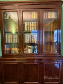 Mobile del 1870 ben conservato in legno di noce.