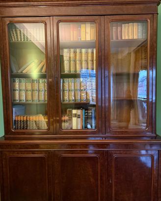 Mobile del 1870 ben conservato in legno di noce.
