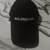 cappello Balenciaga con logo ricamato