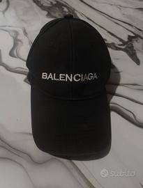 cappello Balenciaga con logo ricamato