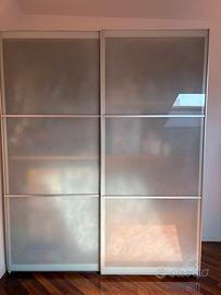 Armadio con ante scorrevoli