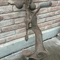 Antico trapano manuale