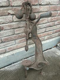 Antico trapano manuale