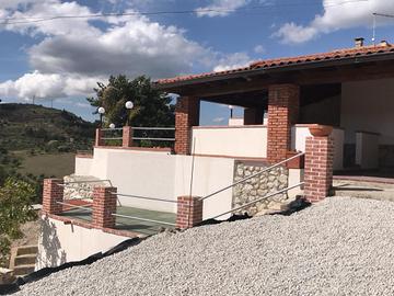 Villino con ampia veranda e cortile