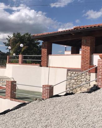 Villino con ampia veranda e cortile