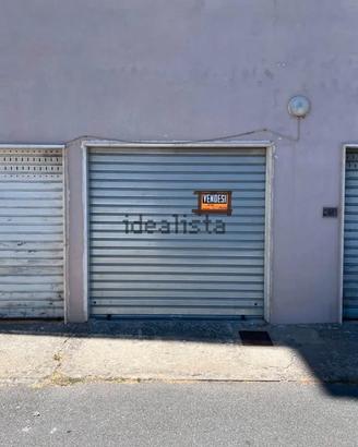 Ampio box auto magazzino in Via Scilla