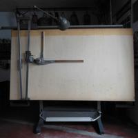Tavolo da disegno con tecnigrafo e lampada.