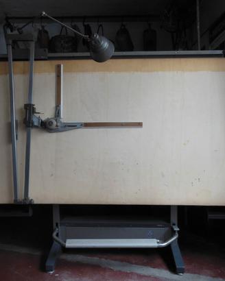 Tavolo da disegno con tecnigrafo e lampada.
