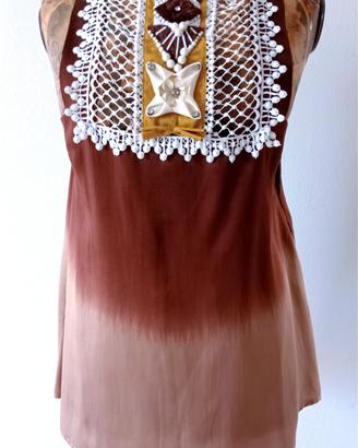 Top elegante in seta pura ricamata a mano.