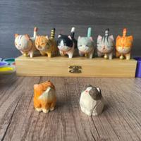 Figurina di gatto arancione dipinta a mano