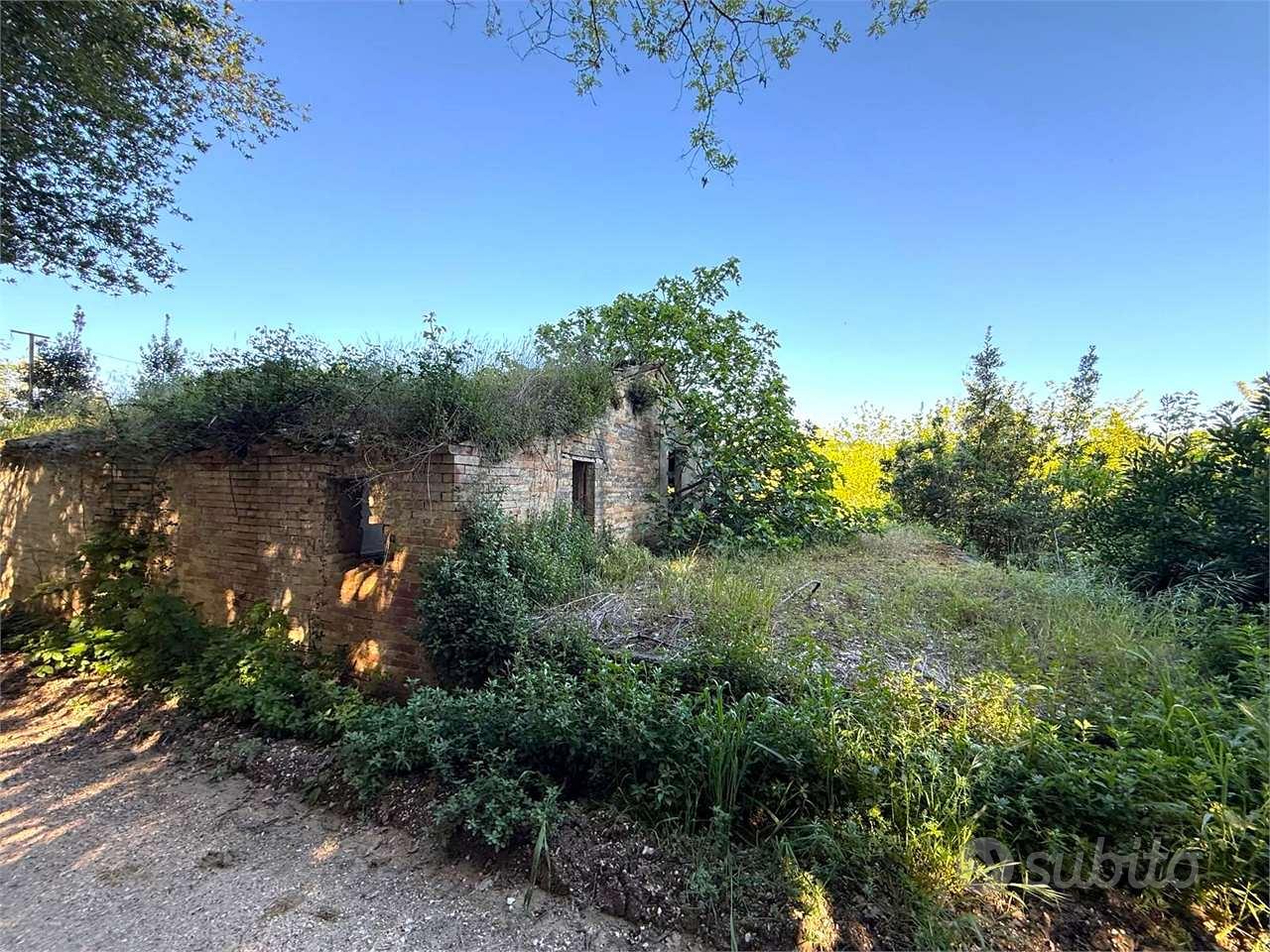 CASOLARE MARCHIGIANO DA RISTRUTTURARE con TERRENO - Vista 2