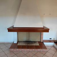 Cornice in legno massello per camino