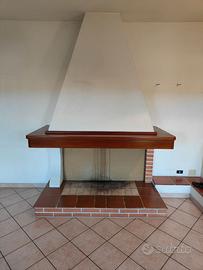 Cornice in legno massello per camino