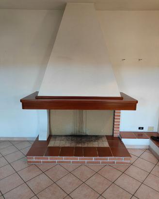 Cornice in legno massello per camino