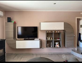 Parete attrezzata e divano