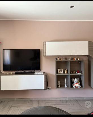 Parete attrezzata e divano