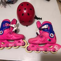 pattini a rotelle in linea con casco 