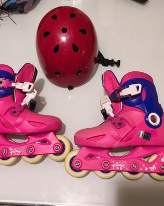 pattini a rotelle in linea con casco 