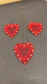 Parure handmade a cuore in ricamo rosso con strass