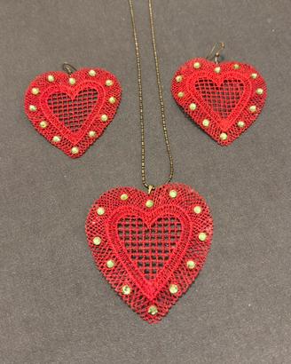 Parure handmade a cuore in ricamo rosso con strass