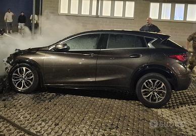INFINITI Q30 - AUTO INCENDIATA, VISTA E PIACIUTA