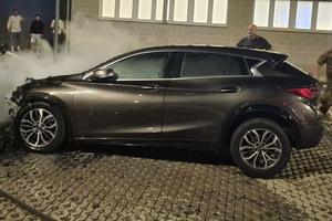 INFINITI Q30 - AUTO INCENDIATA, VISTA E PIACIUTA