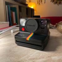 Polaroid Now+ con scatola, treppiedi e lenti color
