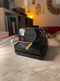 Polaroid Now+ con scatola, treppiedi e lenti color