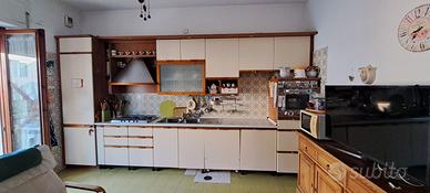 Cucina completa di elettrodomestici