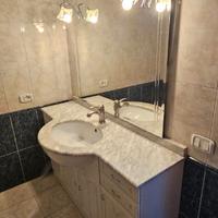 Mobile lavandino con specchiera e luci