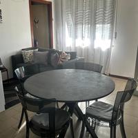 Tavolo ikea rotondo con gambe incrociate