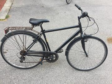 BICI DA UOMO NERA USATA BUONA A SOLI 45 EURO