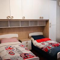 Cameretta con armadio a ponte e due letti singoli