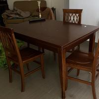 Tavolo con sedie divano piccolo ingresso