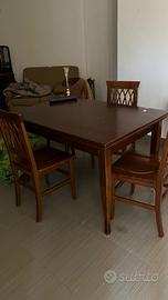 Tavolo con sedie divano piccolo ingresso