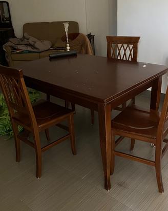 Tavolo con sedie divano piccolo ingresso