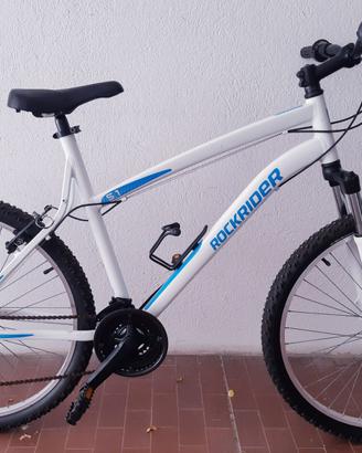 Bicicletta Rockrider con telaio in alluminio