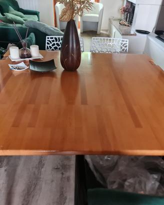 tavolo in legno con sedie