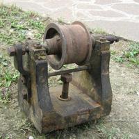 Telaio in legno con puleggia di vecchio tornio