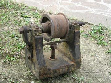 Telaio in legno con puleggia di vecchio tornio