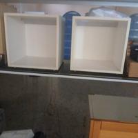 mobiletti di colore bianchi  con luce