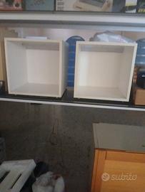 mobiletti di colore bianchi  con luce