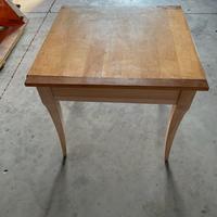 Tavolo in legno naturale
