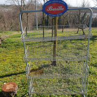 Vecchio scaffale in ferro barilla