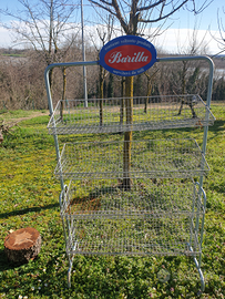 Vecchio scaffale in ferro barilla