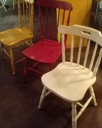 sedie colorate in legno