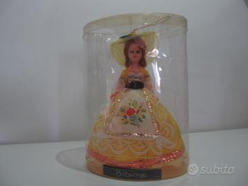 Elegante Bambola con Abito Tradizionale di Bibione