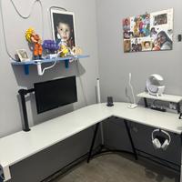 Scrivania angolare poco trattabile