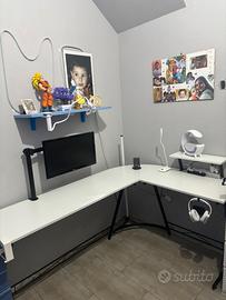 Scrivania angolare poco trattabile