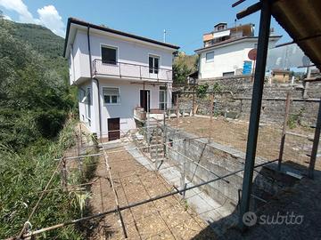 Villetta bifamiliare con giardino e cantine